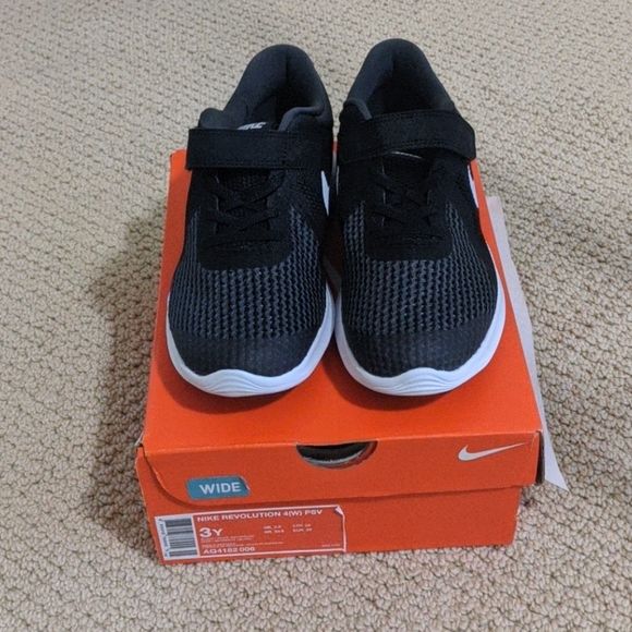 nike revolution 4w
